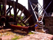 Staunende Besucher am Wasserrad